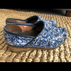 Sanita Clogs - Super Cool Blue/White Fabric Roses - Size 37/6